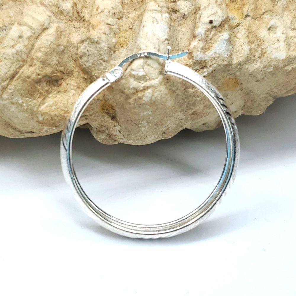 Sterling Silver Diamond Cut Chevron Pattern Hoop Earrings NWT - Picture 3 of 8